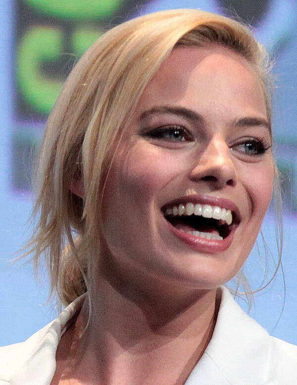Margot Robbie mosolya